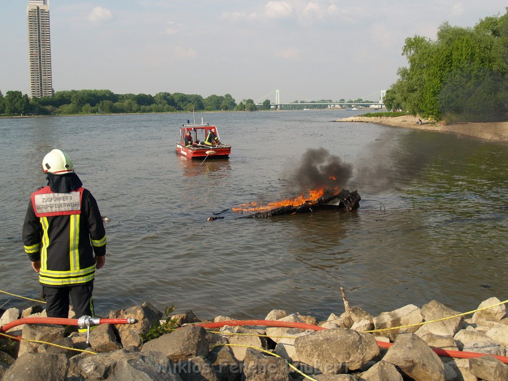 Kleine Yacht abgebrannt Koeln Hoehe Zoobruecke Rheinpark P160.JPG